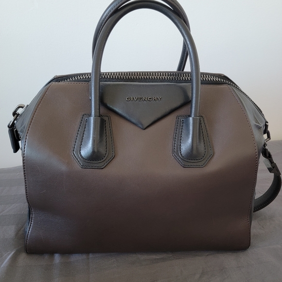 Givenchy Medium Antigona star embossed - Picture 1 of 9
